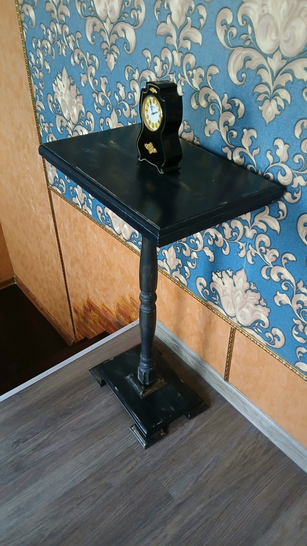 приставной столик
